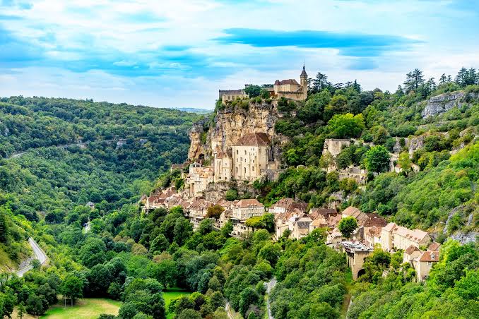 Làng Cổ Rocamadour: Thành Phố Bám Vách Đá Đưa Con Người Chạm Đến Bầu Trời